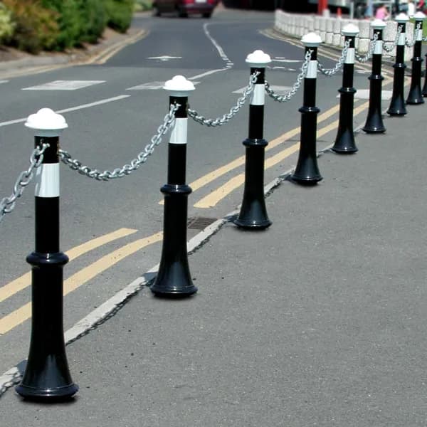 blackand white chain boynes